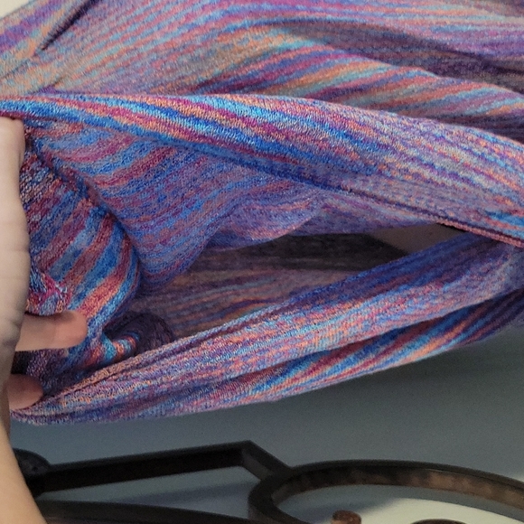 Lightweight knit top. - Picture 3 of 5